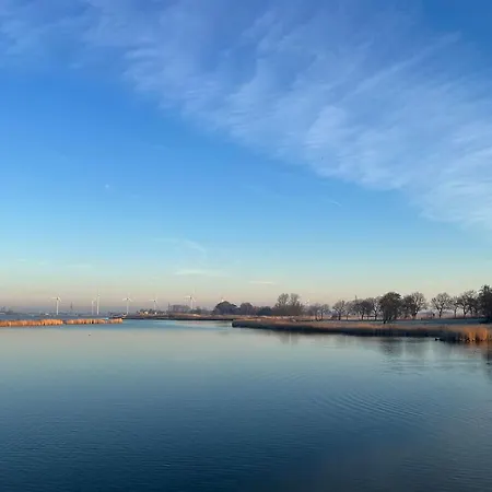 Hausboot Der Frieslaender Im Wangermeer *
