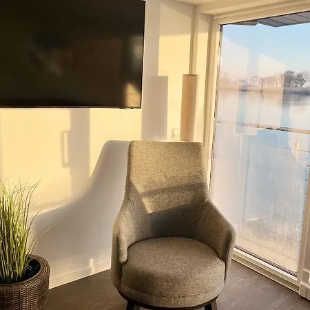 Hausboot Der Frieslaender Im Wangermeer Botel *