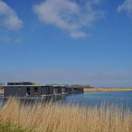 Hausboot Der Frieslaender Im Wangermeer Botel *