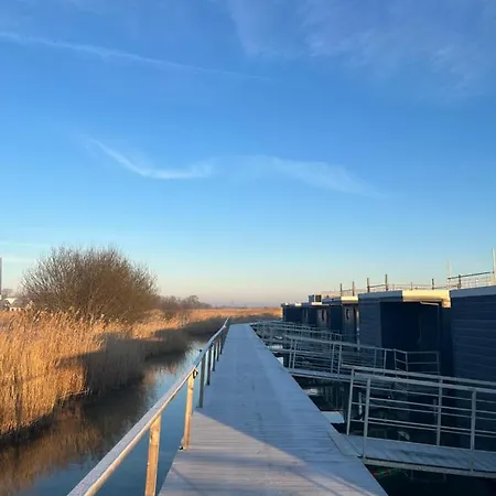 Botel Hausboot Der Frieslaender Im Wangermeer *