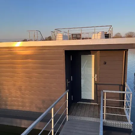 Hausboot Der Frieslaender Im Wangermeer Botel Schillig