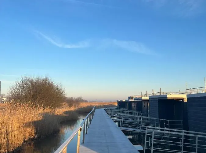 Botel Hausboot Der Frieslaender Im Wangermeer *