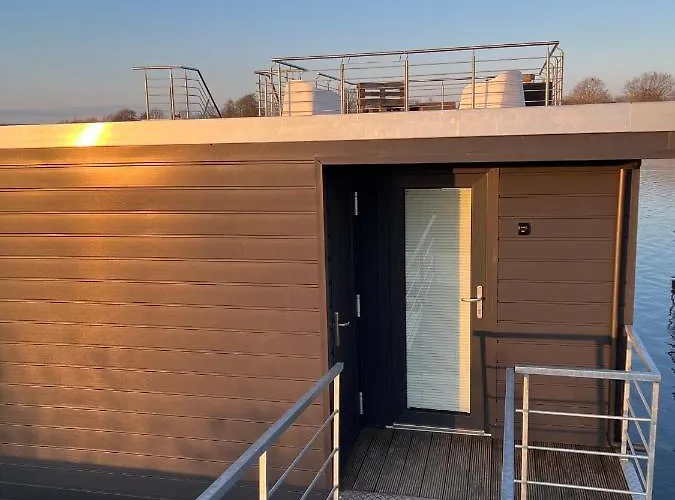 Hausboot Der Frieslaender Im Wangermeer Botel Schillig